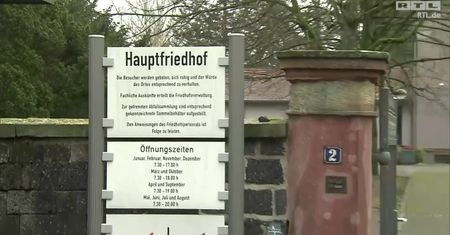 Kontener chłodniczy tymczasową kostnicą w Hanau. Duża liczba zgonów z powodu Covid-19