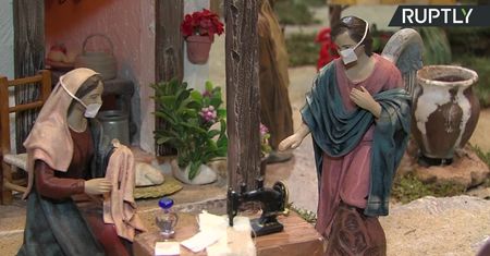 Maryja szyje maseczki, a Jezus przyjmuje szczepionkę. Bożonarodzeniowa szopka z Hiszpanii