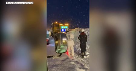 Tysiąc aut utknęło na zaśnieżonej autostradzie w Japonii. Kierowcy byli zmuszeni nocować w samochodach