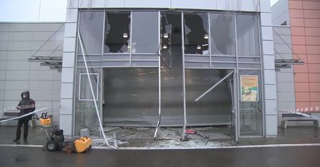 Zuchwała kradzież w sklepie z biżuterią w Gdańsku. Staranowali drzwi galerii handlowej samochodami