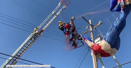 Święty Mikołaj utknął na liniach energetycznych. Pomogli mu kalifornijscy strażacy