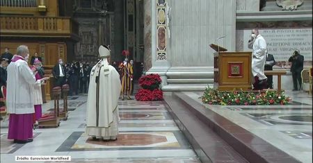 Papież Franciszek odprawił pasterkę w bazylice Świętego Piotra. Z powodu obostrzeń uczestniczyło w niej znacznie mniej osób niż zwykle