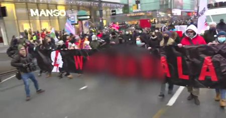 Protestujący w Warszawie ominęli policyjną blokadę