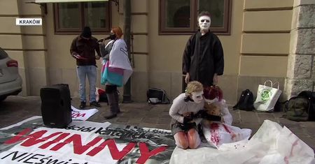 Abp Jędraszewski: pewne środowiska chcą splugawić pamięć o Janie Pawle II