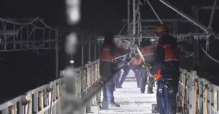 Atak zimy w północno-wschodnich Chinach. 400 osób pracowało przez całą dobę, skuwając lód z trakcji kolejowej