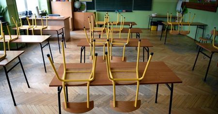 Stacjonarne funkcjonowanie szkół zostaje ograniczone do 3 stycznia