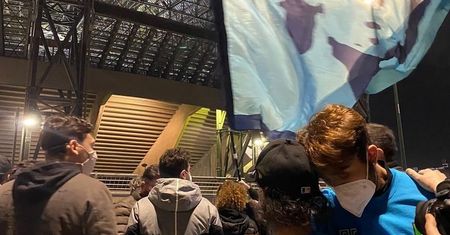„W rękach Boga” – tysiące osób wychodzi na ulice by oddać cześć Diego Maradonie