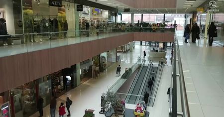 Mężczyzna spadł z wysokości 3. piętra w centrum handlowym. Wieszał świąteczne dekoracje