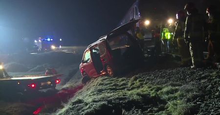 Kobieta z dwójką dzieci trafiła do szpitala po wjechaniu pod pociąg w Małopolsce