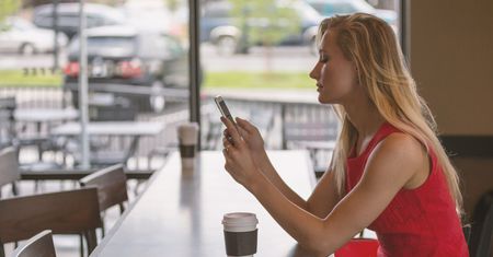 Facebook i Instagram wprowadzają subskrypcje bez reklam w Europie