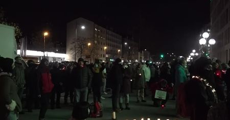 Przeciwnicy restrykcji pandemicznych w Niemczech protestowali w rocznicę rozpoczęcia procesów norymberskich