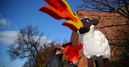 Owca ziejąca ogniem z klocków lego stanęła przy Smoku Wawelskim