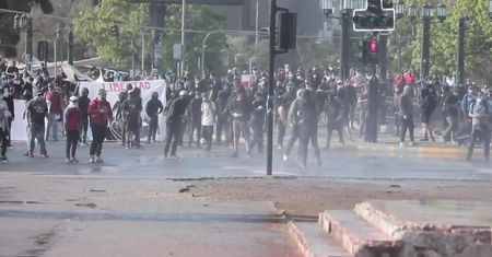 Antyrządowy protest w stolicy Chile. Policja użyła armatek wodnych do rozpędzenia tłumu