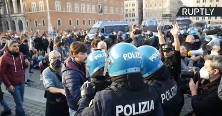 Protest w Rzymie przeciwko lockdownowi. Przepychanki z policją