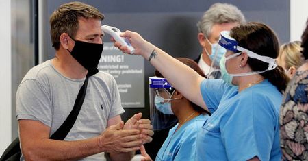 Podróże w czasie epidemii: wiele krajów wciąż wpuszcza turystów; w większości konieczny jest test