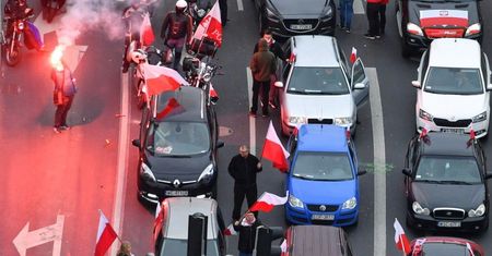Policja na Marszu Niepodległości: zabezpieczono kilkadziesiąt sztuk rac i świec dymnych