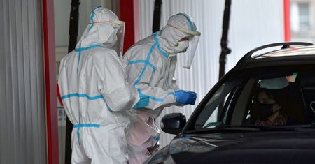 W Polsce więcej zakażeń Sars-CoV-2 potwierdzono u kobiet niż u mężczyzn