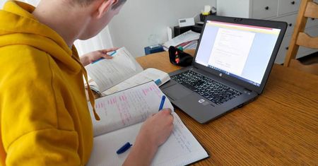MEN: do 29 listopada przedłużone zajęcia zdalne, od poniedziałku zdalnie także klasy I-III