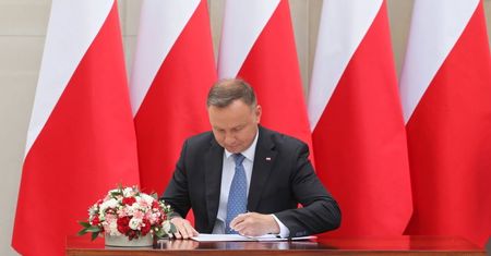 Prezydent podpisał nowelę tzw. ustawy covidowej, która zakłada m.in. dodatki dla pracowników ochrony zdrowia
