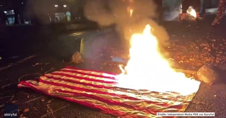 Antypolicyjny protest w Portland. Aktywiści Black Lives Matter spalili flagę USA