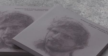 Ed Sheeran oddaje swoje prywatne rzeczy na aukcję charytatywną w rodzinnym mieście. Dołączyły się inne gwiazdy