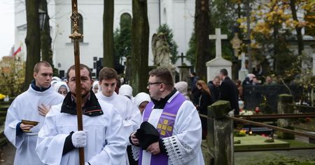 Apel prymasa o odwołanie mszy i nabożeństw na cmentarzach 1 listopada