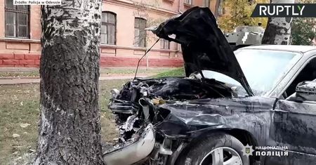 Kierowca pod wpływem narkotyków staranował policyjny radiowóz kradzionym samochodem. Myślał, że ratuje świat