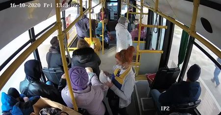 Pasażer autobusu uderzył kontrolerkę biletów w głowę, bo zwróciła mu uwagę na brak maseczki