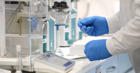 Oksfordzka szczepionka przeciw COVID-19 daje silną odpowiedź immunologiczną u seniorów