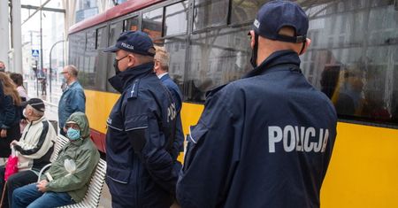 Prawie 2,7 tys. mandatów za niezakrywanie nosa i ust; ponad 685 wniosków o ukaranie do sądu