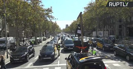 Protest taksówkarzy w Barcelonie. Domagają się pomocy w związku z epidemią