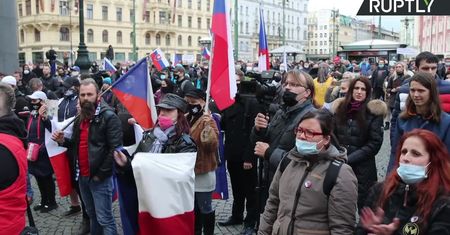 Antycovidowe protesty w Czechach. Doszło do przepychanek z policją
