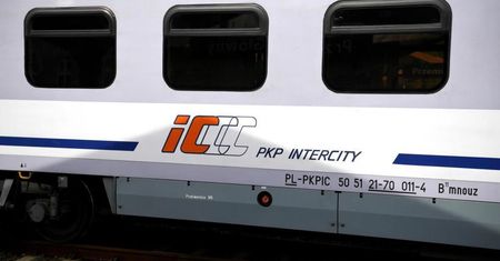 PKP Intercity: w związku ze zmianą czasu na zimowy 13 składów zatrzyma się w nocy na godzinę
