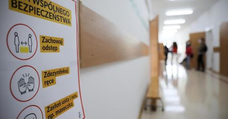 1469 przedszkoli i szkół podstawowych pracuje w systemie hybrydowym, a 576 w trybie zdalnym