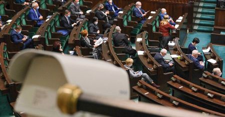 Sejm za dodatkami dla medyków i prawem do odmowy sprzedaży osobom bez maseczek