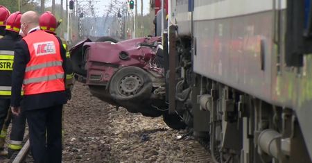 Osobówka wjechała pod nadjeżdżający pociąg w Łódzkiem. Kierowca i pasażer zginęli