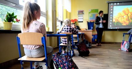 1037 placówek oświatowych pracuje w trybie mieszanym, a 375 w trybie zdalnym
