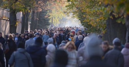 Czy 1 listopada cmentarze powinny być zamknięte?