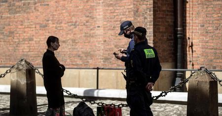Jesz na ulicy? Będzie kara. Nie ma odstępstwa od obowiązku noszenia maseczki
