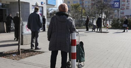 Od czwartku w sklepach, aptekach i na poczcie obowiązują godziny dla seniorów