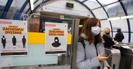 Prof. Gut: spotykając ludzi w dużym mieście, każdy ma prawie pewność spotkania osoby, która będzie zakażała