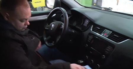Jak odkazić samochód, jak tankować? Oto kilka ważnych wskazówek związanych z obsługą auta w czasie pandemii