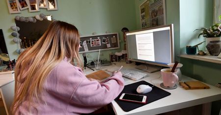 Od poniedziałku nauka w szkołach średnich częściowo lub całkowicie zdalna