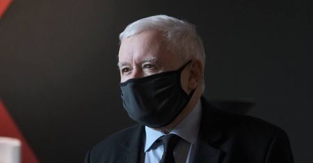 J. Kaczyński po kontakcie z osobą zakażoną koronawirusem udaje się na auto kwarantannę