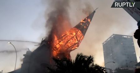 Zamieszki w Chile. Spalony kościół i armatki wodne na ulicach