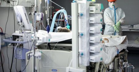 Z powodu koronawirusa w szpitalach przebywa 4725 osób i 346 pod respiratorami
