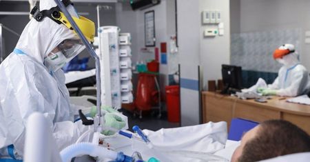 Z powodu koronawirusa w szpitalach przebywają 4 924 osoby, 383 pod respiratorami