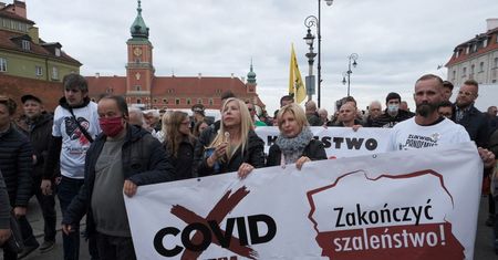 W Warszawie demonstrowali przeciwnicy obostrzeń antycovidowych