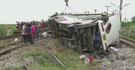 Wypadek w Tajlandii. Co najmniej 18 osób zginęło w wyniku zderzenia autokaru z pociągiem towarowym