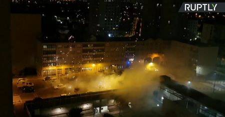 Komisariat ostrzelany fajerwerkami i zniszczone samochody. Atak na posterunek policji pod Paryżem